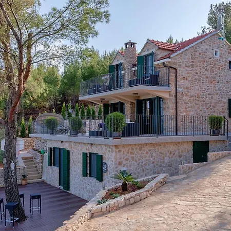 3 Bedroom Cozy In Gromin Dolac 萨瓦拉