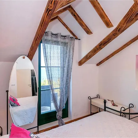 3 Bedroom Cozy In Gromin Dolac ザヴァラ