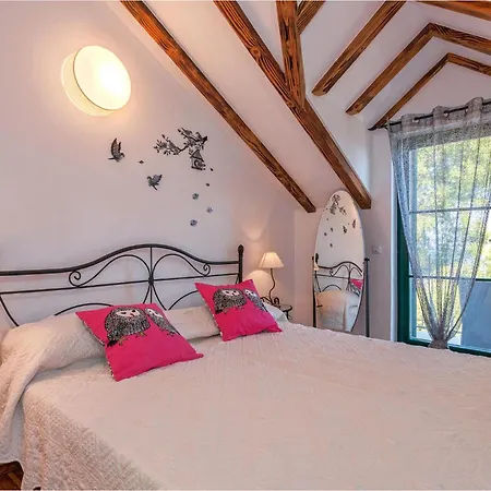3 Bedroom Cozy In Gromin Dolac 別荘